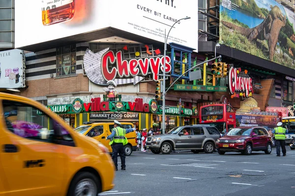 Nueva York / Estados Unidos - 13 JUL 2018: Vista de la calle Times Square en hora punta en el centro de Manhattan — Foto de Stock