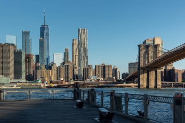 New York City / Usa - 25 Haziran 2018: Aşağı Manhattan silueti olan Brooklyn Köprüsü Parkı