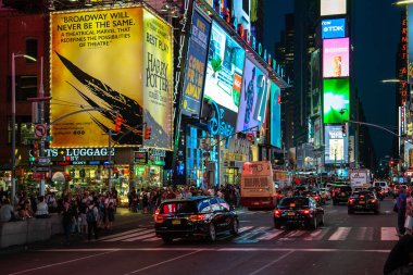 New York City / Usa - 13 Haziran 2018: Manhattan şehir merkezinde yoğun trafik ile Times Meydanı