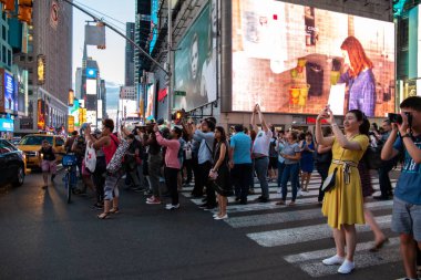 New York City / Usa - 13 Haziran 2018: Manhattan şehir merkezindeki yoğun saatlerde Times Meydanı 'ndan Manhttanhenge sokak manzarası