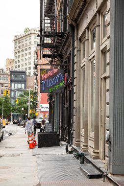 New York City / Usa - 27 Haziran 2018: Tribeca caddeleri ve binalar ön cephe, mağaza, restoran ve kafe ve Manhattan 'daki apartmanlar