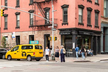 New York City / Usa - 27 Haziran 2018: Tribeca caddeleri ve binalar ön cephe, mağaza, restoran ve kafe ve Manhattan 'daki apartmanlar