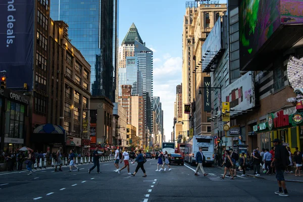 New York City / Usa - 13 jul 2018: Sjunde avenyn gatuvy vid rusningstid i centrala Manhattan — Stockfoto