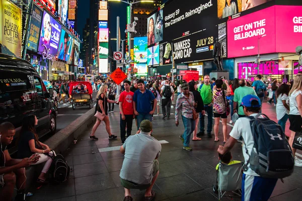 Nueva York / Estados Unidos - 13 JUL 2018: Times Square con mucho tráfico en el centro de Manhattan — Foto de Stock