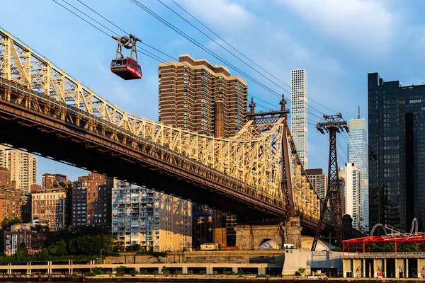 New York City / USA - 31 luglio 2018: Queensboro Bridge e Roosevelt Island Tramway all'alba — Foto Stock