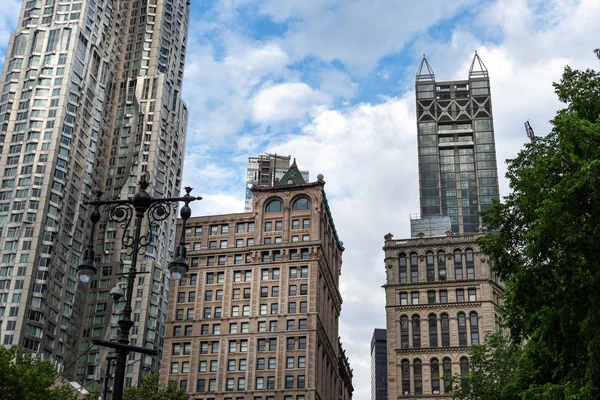 New York / États-Unis - 20 juin 2018 : gratte-ciel et bâtiments anciens dans le quartier financier du Lower Manhattan à New York — Photo