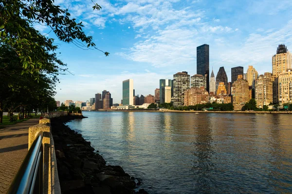 New York City / USA - JUL 31 2018: Midtown Manhattan buildings, skyscrapers and apartments view from Roosevelt Island in the early morning — Stock Photo, Image