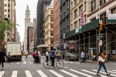 New York City / Usa - 27 Haziran 2018: Tribeca caddeleri ve binalar ön cephe, mağaza, restoran ve kafe ve Manhattan 'daki apartmanlar