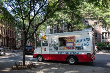 New York, City / Usa - 10 Haziran 2018: Brooklyn, New York Pierrepont Caddesi 'ndeki dondurma kamyonu durağı