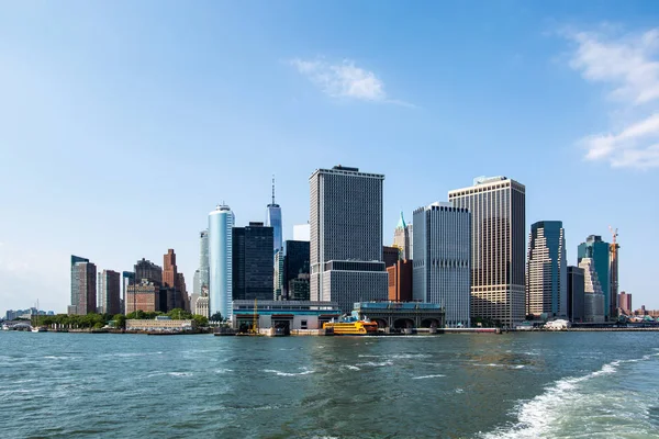 New York City / USA - JUL 14 2018: Lower Manhattan Skyline view from Governors Island ferry on a clear afternoon — Stock Photo, Image