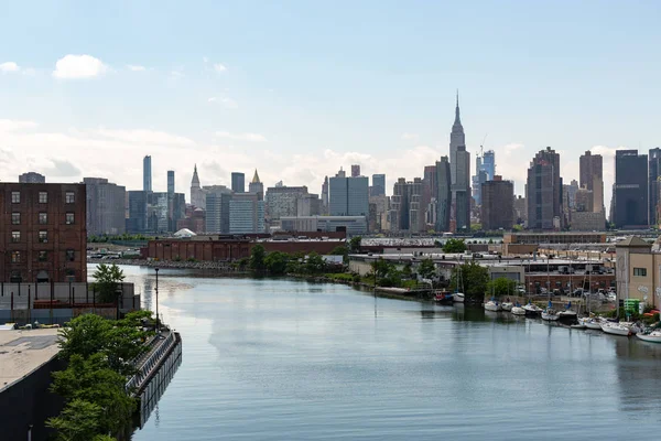 Nueva York, NY / Estados Unidos - 01 JUN 2018: Manhattan vista del horizonte desde Queens en una tarde despejada — Foto de Stock
