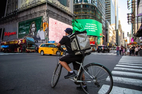 New York City / Usa - 13 Haziran 2018: Times Meydanı sokak manzarası Manhattan şehir merkezinde yoğun saatlerde