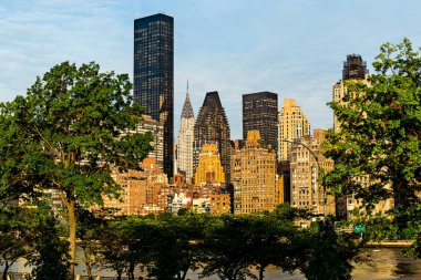 New York City / Usa - 31 Haziran 2018: Manhattan şehir merkezi binalar, gökdelenler ve apartmanlar Roosevelt Adası 'ndan sabahın erken saatlerinde görülüyor