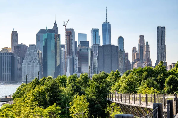 Nova Iorque, Cidade / EUA - JUL 10 2018: Vista do horizonte de Manhattan da Brooklyn Queens Expressway em Brooklyn Heights — Fotografia de Stock