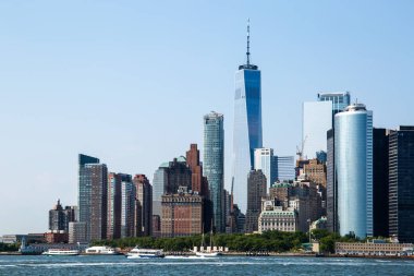New York City / Usa - 14 Haziran 2018: Açık bir öğleden sonra Vali Adası feribotundan Manhattan Skyline manzarası