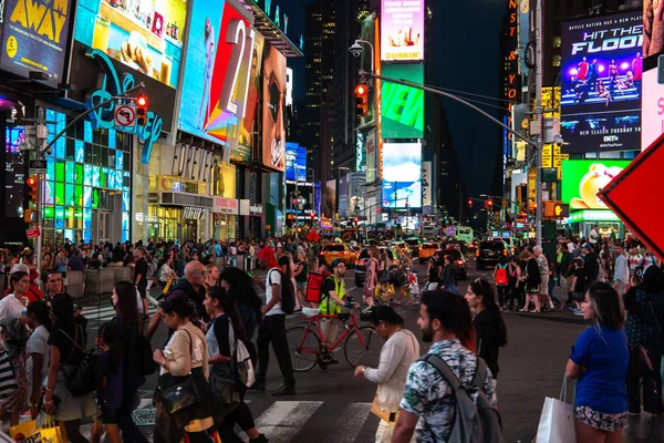 Nueva York / Estados Unidos - 13 JUL 2018: Times Square con mucho tráfico en el centro de Manhattan —  Fotos de Stock