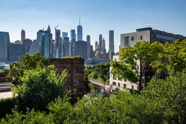 New York, City / USA - JUL 10 2018: Lower Manhattan skyline daylight view from Brooklyn Queens Expressway in Brooklyn Heights — Stock Photo, Image