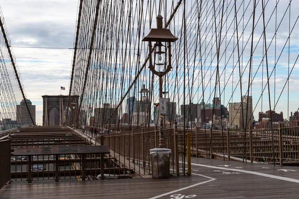 Nueva York / Estados Unidos - 20 de junio de 2018: Puente de Brooklyn con edificio en segundo plano a primera hora de la mañana en la ciudad de Nueva York —  Fotos de Stock