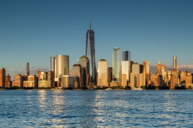 New York City / Usa - 18 Haziran 2018: Aşağı Manhattan 'daki Mali Bölge binaları gün batımında ön cephe