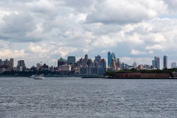 Nova York / EUA - AUG 22 2018: Arranha-céu do Brooklyn vista do centro da cidade de East River em Nova York — Fotografia de Stock