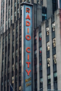 New York City / Usa - 19 Haziran 2018: Manhattan şehir merkezindeki radyo şehri tabelası ve binaların cephesi
