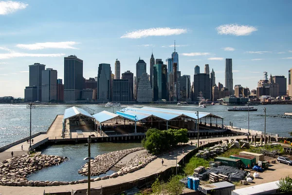 Fort Stirling Park på klar eftermiddag på nedre Manhattan Skyline utsikt från Brooklyn New York City — Stockfoto