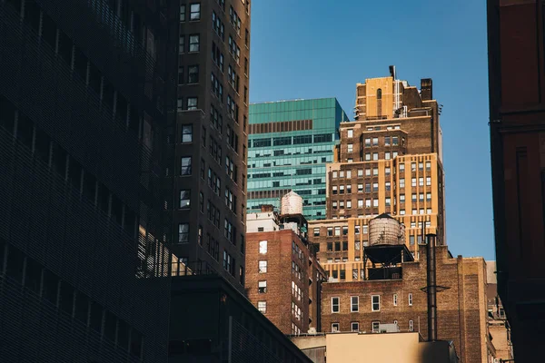New York City / USA - Jul 13 2018: Manhattan 중심가의 거리에서 보는 초고층 건물 과 오래 된 건물 전경 — 스톡 사진