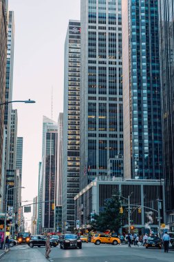 New York City / Usa - 19 Temmuz 2018: Amerika caddelerinin bulvarı, ve Manhattan şehir merkezindeki binalar cephe, dükkan, restoran, kafe ve apartmanlar