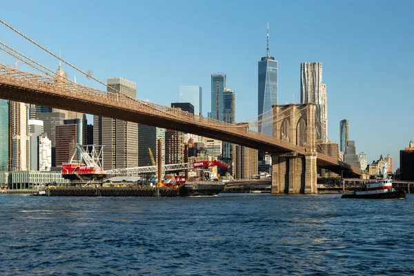 Nueva York / Estados Unidos - 25 de junio de 2018: Brooklyn Bridge Park con el horizonte del Bajo Manhattan al amanecer —  Fotos de Stock