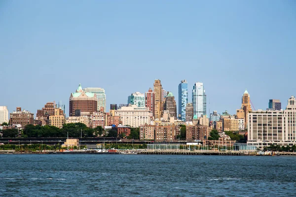 Ciudad de Nueva York / Estados Unidos - 14 JUL 2018: Brooklyn vista del horizonte desde Governors Island ferry en una tarde despejada — Foto de Stock