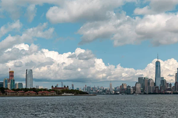 Arranha-céus de Manhattan e a vista de Ellis Island da Estátua da Liberdade em Nova York Estados Unidos — Fotografia de Stock