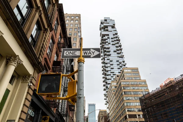New York City / Usa - 27 jun 2018: Tribeca straten, en gebouwen gevel, winkel, restaurant en cafe en appartementen in Manhattan — Stockfoto