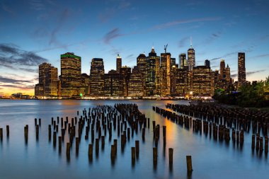 New York City / Usa - 20 Haziran 2018: Brooklyn Köprüsü 'nden gün batımında aşağı Manhattan ufuk çizgisi manzarası