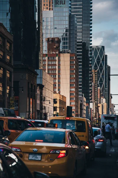 ニューヨーク市/アメリカ- 7月13 2018:ミッドタウンマンハッタンのラッシュ時の7番街の景色 — ストック写真
