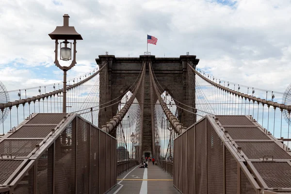 Nueva York / Estados Unidos - 20 de junio de 2018: Puente de Brooklyn a primera hora de la mañana en la ciudad de Nueva York — Foto de Stock