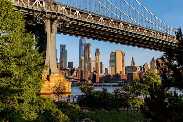 New York City / Usa - 25. června 2018: Dolní panorama Manhattanu při východu slunce z Brooklynského mostu — Stock fotografie