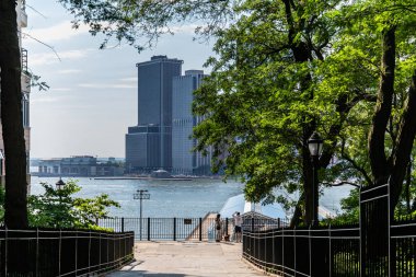 New York, City / Usa - 10 Haziran 2018: Fort Stirling Park Brooklyn 'den Lower Manhattan Skyline manzaralı