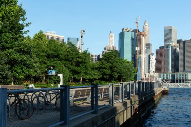New York City / Usa - 25 Haziran 2018: Aşağı Manhattan silueti olan Brooklyn Köprüsü Parkı