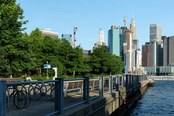Nova Iorque / EUA - JUN 25 2018: Brooklyn Bridge Park com horizonte de Lower Manhattan no início da manhã — Fotografia de Stock