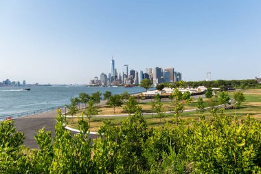 New York City / Usa - 14 Haziran 2018: Vali Adası 'ndaki Outlook Hill' den Manhattan Skyline manzarası