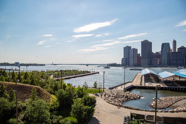 Nova Iorque, Cidade / EUA - JUL 10 2018: Fort Stirling Park em plena tarde de Lower Manhattan Skyline vista de Brooklyn Nova Iorque — Fotografia de Stock