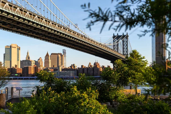 New York City / Usa - 25. června 2018: Brooklyn Bridge Park s panorama Dolního Manhattanu při východu slunce — Stock fotografie