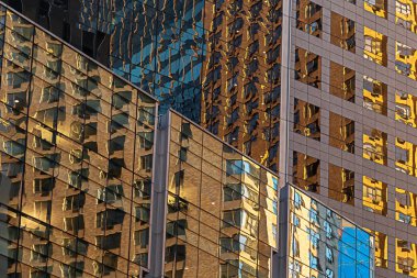 New York City / Usa - 19 Haziran 2018: Broadway şehir merkezindeki Soyut Yansımalar Cam Binası Dış Hatlar