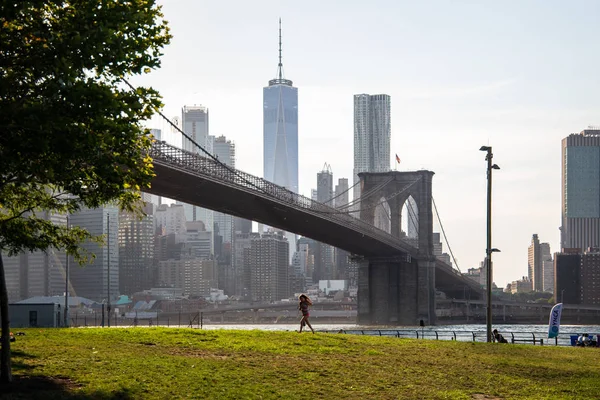 New York, City / Usa - Jul 10 2018：Kid running on grass in Brooklyn Bridge Park in summer afternoon — 图库照片