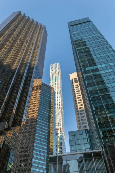 Nova Iorque / EUA - JUL 19 2018: arranha-céus e edifícios da Midtown fachada em Manhattan — Fotografia de Stock