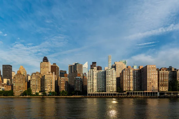 New York City / Usa - Jul 31 липня 2018: Будинки в центрі Манхеттена, хмарочоси та квартири з острова Рузвельт рано вранці. — стокове фото