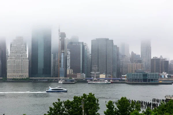 New York, NY / USA - 01 JUIN 2018 : Lower Manhattan skyline par un après-midi brumeux — Photo