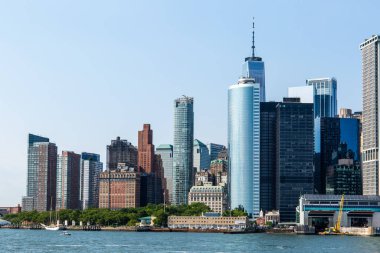 New York City / Usa - 14 Haziran 2018: Açık bir öğleden sonra Vali Adası feribotundan Manhattan Skyline manzarası