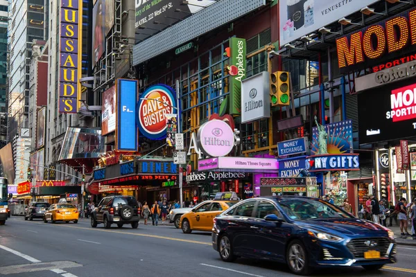 Nueva York / Estados Unidos - 13 JUL 2018: Vista de la calle Times Square en hora punta en el centro de Manhattan — Foto de Stock