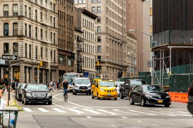 New York City / Usa - 27 Haziran 2018: Tribeca caddeleri ve binalar ön cephe, mağaza, restoran ve kafe ve Manhattan 'daki apartmanlar